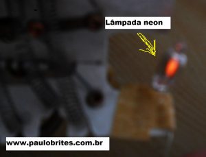 Lâmpada neon mostrando a presença de alta tensão